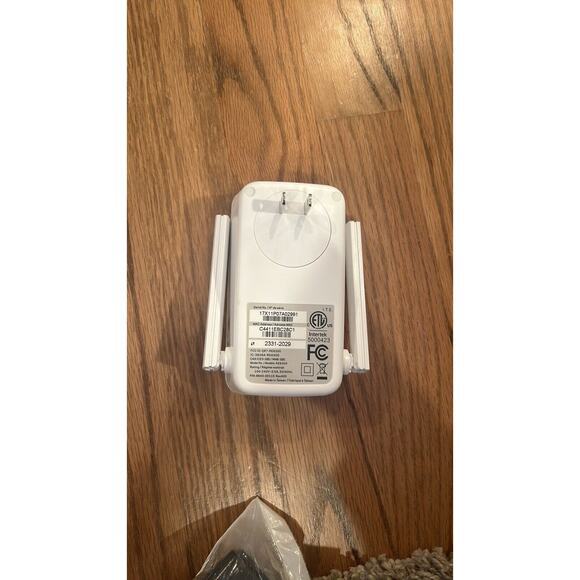 Linksys RE6300 WiFi Range Extender - Picture 4 of 4